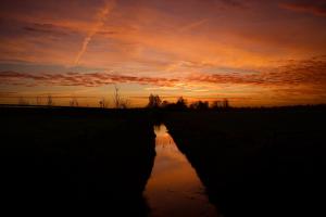 Východ nebo západ slunce při pohledu z prázdninového domu nebo okolí + 6 fotografií