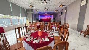 头顿Khách sạn San Hô Vũng Tàu (Coral Hotel)的房间里有一张桌子和几把椅子的餐厅 更多140张照片