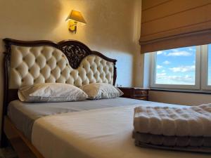 Giường trong phòng chung tại Дельмар Люкс Vip 3 кв