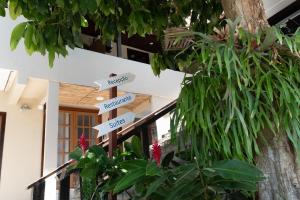 een straatbord voor een huis met planten bij GO Hotelaria in Búzios