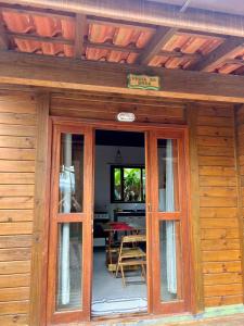 una veranda schermata di una casa con porta a vetri di Rose-mar a Imbituba