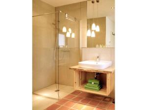 Et badeværelse på in Spreewald holiday home No 1 + 13 billeder