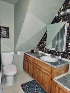 Et badeværelse på The Dove Room at Stag and Sparrow