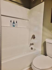 Et badeværelse på The Dove Room at Stag and Sparrow + 19 billeder