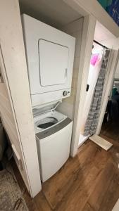 ein kleiner Raum mit einer Toilette in einem Haus in der Unterkunft Hidden Gem Cabin in Hungry Horse, Firepit, Close to Glacier in Hungry Horse + 15 Fotos