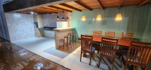 a kitchen with a table and some chairs and a counter at Casa Abade - 4 Quartos - Excelente Localização in Itacaré