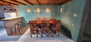 una sala da pranzo con tavolo e sedie di Casa Abade - 4 Quartos - Excelente Localização a Itacaré