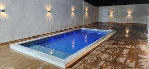 una grande piscina in un soggiorno con di Casa Abade - 4 Quartos - Excelente Localização a Itacaré