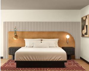 ein Schlafzimmer mit einem großen Bett und weißen Kissen in der Unterkunft Hotel Solaya in Scottsdale