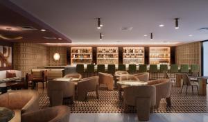 ein Restaurant mit Tischen und Stühlen und eine Bar in der Unterkunft Hotel Solaya in Scottsdale