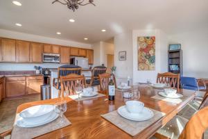 eine Küche und ein Esszimmer mit Tisch und Stühlen in der Unterkunft Rest Ashore in Netarts