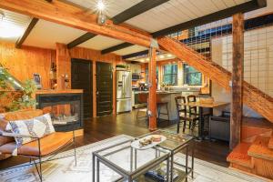 Η κουζίνα ή μικρή κουζίνα στο Treetop Hideaway, Sleeps 2