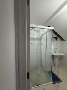 Et badeværelse på Studio amplo e aconchegante no bairro aterrado