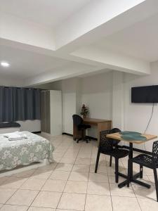 En eller flere senge i et værelse på Studio amplo e aconchegante no bairro aterrado