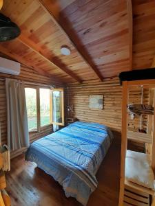 En eller flere senge i et værelse på Cabaña La Carola