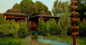 une maison avec un panneau devant dans l'établissement Luxury Sky Group Double Bedroom Apartment with Gym & 2 Pools, à Paramaribo