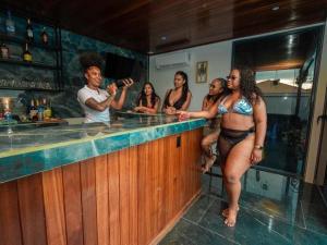 Un groupe de femmes debout dans un bar dans l'établissement Luxury Sky Group Double Bedroom Apartment with Gym & 2 Pools, à Paramaribo