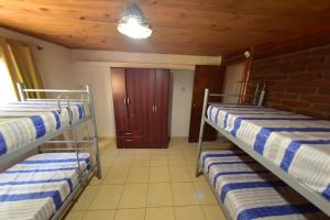 Ce dortoir comprend 2 lits superposés et une porte. dans l'établissement Bialet Masse, à Cuesta Blanca