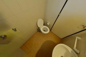 une petite salle de bain avec toilettes et lavabo dans l'établissement Bialet Masse, à Cuesta Blanca