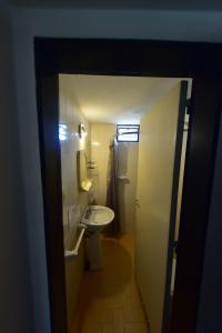 une petite salle de bain avec un lavabo et un miroir dans l'établissement Bialet Masse, à Cuesta Blanca