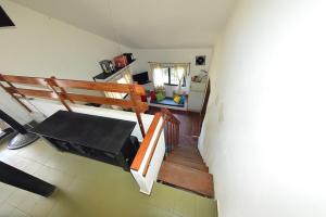 Cette chambre dispose d'un escalier et d'un miroir. dans l'établissement Bialet Masse, à Cuesta Blanca 6 autres photos