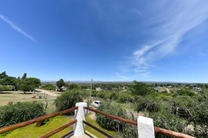 - une vue sur un champ depuis une clôture en bois dans l'établissement Bialet Masse, à Cuesta Blanca