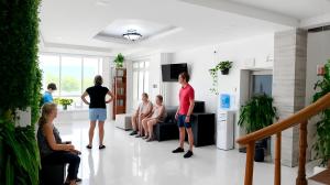 een groep mensen die in een woonkamer zitten bij Carliza Nature Lodge in Puerto Ayora