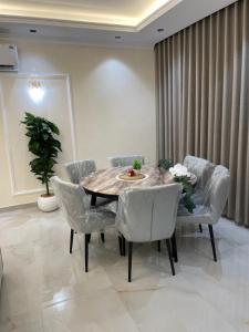una sala da pranzo con tavolo e sedie di جوهرة العزيزية a Dhahran