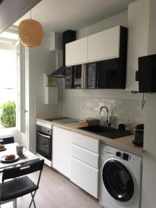 a kitchen with a washing machine and a sink at Malakoff Petit Montrouge Beau Studio in Malakoff