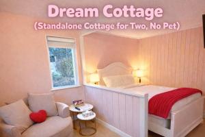 een kleine slaapkamer met een bed en een stoel bij Richca Chalets Resort in Hope