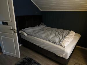 Postel nebo postele na pokoji v ubytování Bolig sentralt på Røros + 6 fotografií