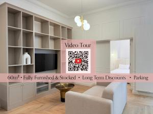 een woonkamer met een tv en een bank bij Luxury Residence Prime Location Parking in Warschau