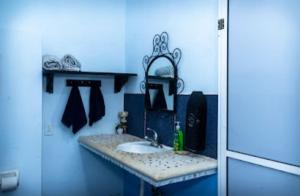 a bathroom counter with a sink in a room at La casa azul en Ticul Yucatán in Ticul +35 photos