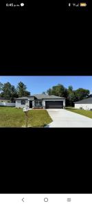 ein Bild eines Hauses mit Auffahrt in der Unterkunft Beautiful Room in quiet place shared bath in Ocala