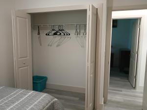 ein Schlafzimmer mit einem Schrank mit Kleiderbügeln und Schuhen in der Unterkunft Beautiful Room in quiet place shared bath in Ocala