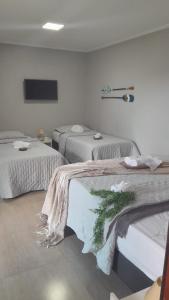 Ένα ή περισσότερα κρεβάτια σε δωμάτιο στο Pousada Canoa dos Anjos suítes