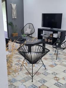 un salon avec une table et deux chaises dans l'établissement La Nené hospedaje vacacional, à Villars