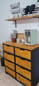 une commode en bois avec un micro-ondes dessus dans l'établissement La Nené hospedaje vacacional, à Villars