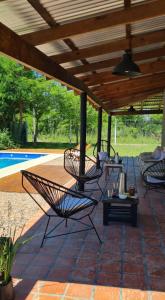 un patio avec deux chaises sous un toit en bois dans l'établissement La Nené hospedaje vacacional, à Villars