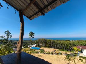 Meerblick vom Haus in der Unterkunft Laeley 1,000 miles resort in Ko Lanta Yai