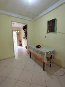 a room with a table in the middle of a room at Casa quarto dormitório estudantil a 100m da UESC em salobrinho para uescquianos in Ilhéus