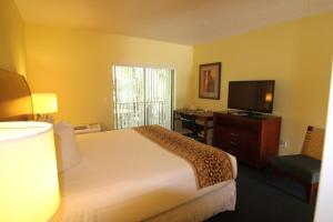 ein Hotelzimmer mit Bett und Fernseher in der Unterkunft Central Motel - Inverness in Inverness