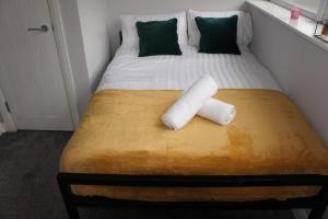 Postel nebo postele na pokoji v ubytování Melbourne House Apartment Near Train Station!