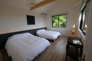 ein Schlafzimmer mit zwei Betten und einem Fenster in der Unterkunft Koji Bliss - Vacation STAY 93231v in Shirako