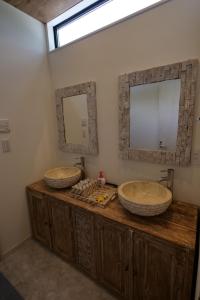 zwei Waschbecken auf einer hölzernen Theke im Bad in der Unterkunft Koji Bliss - Vacation STAY 93231v in Shirako