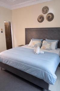 En eller flere senge i et værelse på Bright and central apartment in Plateau