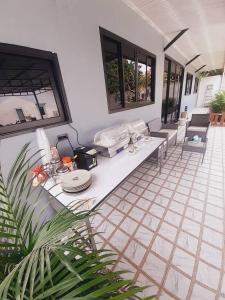 een kamer met een tafel met glazen erop bij สกลนครพูลวิลล่า in Sakon Nakhon