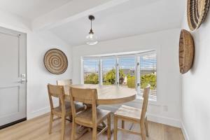een eetkamer met een tafel en stoelen bij Marbella Lane - 3BR w sweeping views of Bay Area in Laurel
