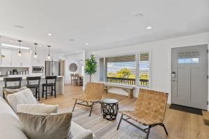 een woonkamer en een keuken met een bank en stoelen bij Marbella Lane - 3BR w sweeping views of Bay Area in Laurel