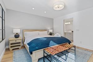 een slaapkamer met een bed met een blauwe deken bij Marbella Lane - 3BR w sweeping views of Bay Area in Laurel +36 foto's